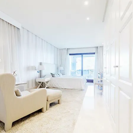 Luxury Frontal In Doncella Apartment *